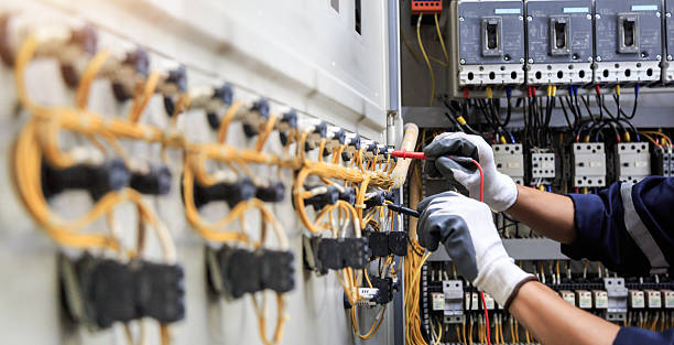 Professional Electrician technician working in Howland Center, OH